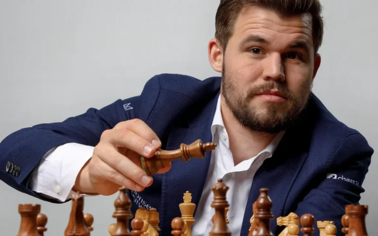 Großmeister Magnus Carlsen hat durch seine Aktivitäten auf und neben dem Brett ein Nettovermögen von 25 Millionen Dollar verdient magnus carlsen